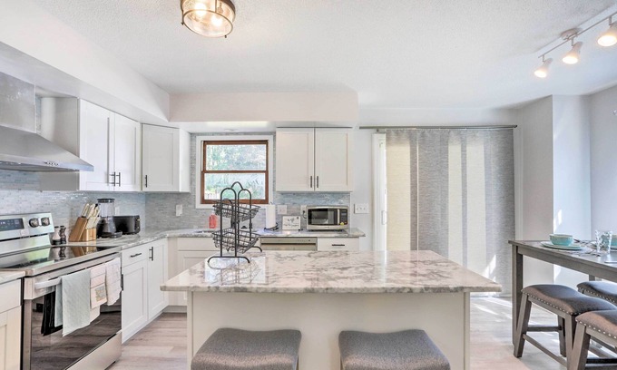 Bedford Copropriété | Bright Toledo Duplex, Close to Parks & Trails