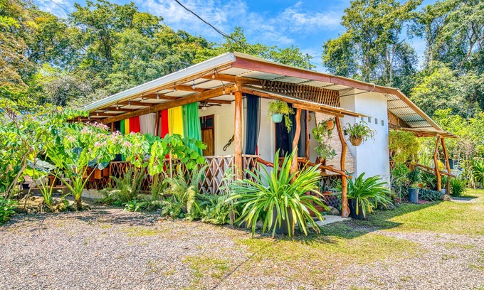 Puerto Viejo de Talamanca Maison | 5 min walk to town/beach Quaint 4 BR Eco Lodge