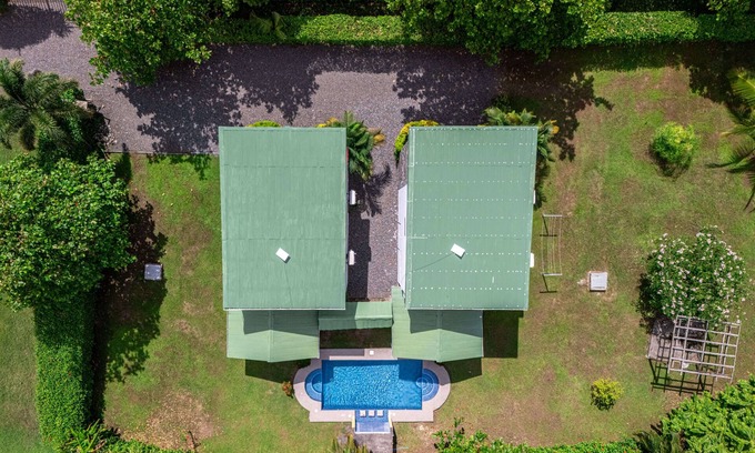 Parrita Maison | 5 min drive to beach-paved roads-6 bedroom-sleep 12-fast WiFi-pool