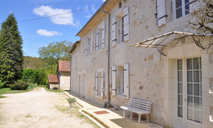 Saint-Crepin-de-Richemont Maison | A 5 minutes de Brantôme, Grande ferme rénovée avec un grand parc ombragé.