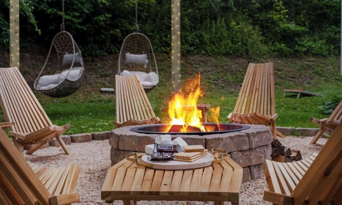 Fayetteville Maison | 5 MIN NEW RIVER GORGE, WALK TO TOWN, GAMEROOM, HOT TUB