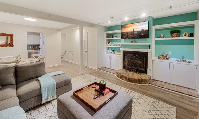 Old Village Maison | 5 Min to Beach—King Beds