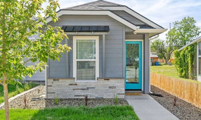 Boise Maison | 5 min to BSU + 8 min to Downtown | Brand New Build! Happy Decor! Private 2-Vehicle Garage