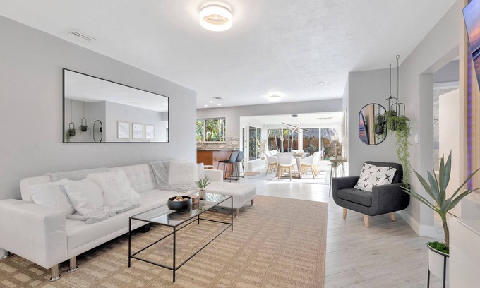 Pompano Beach Maison | 5 min to Pompano Beach ~ Putting Green ~ Pool Table ~ Outdoor Oasis