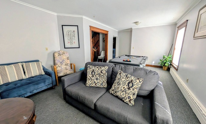 Corning Maison | 5 min to the Corning Museum of Glass! Family-sized Duplex w/ pool table & patio