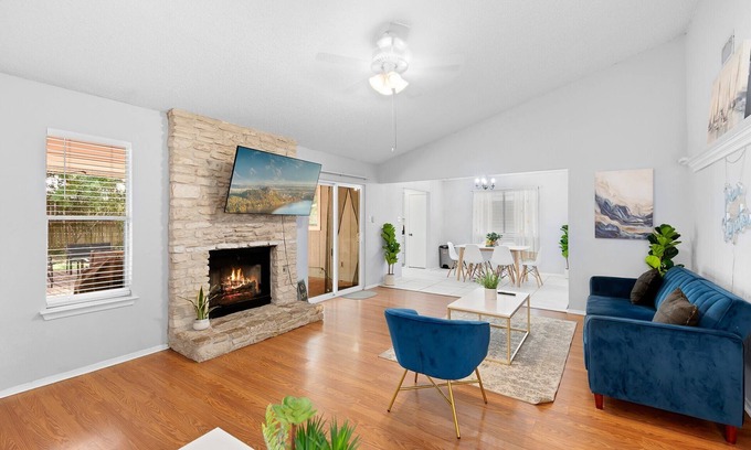 Milwood Maison | 5 mins to Apple, The Domain & Q2 - Games Room - Ping Pong - Large Backyard