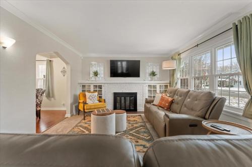 South Bend Maison | 5 Mins to UND - Cozy 4BD with BBQ & Pool Table