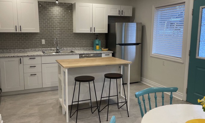Southampton Appartement | 5 minute stroll to beautiful Southampton beach and the vibrant downtown area.