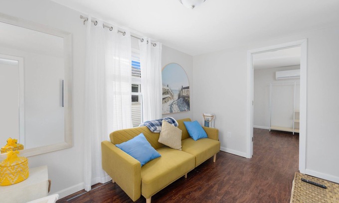 Narragansett Appartement | 5 Minute Stroll to the Beach - Charming 3-bedroom in Narragansett with AC