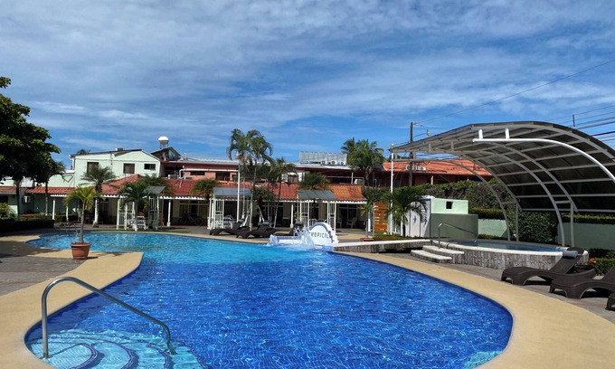 Jaco Cabine | 5 minute to the Center of town Condo - secure, large pool!