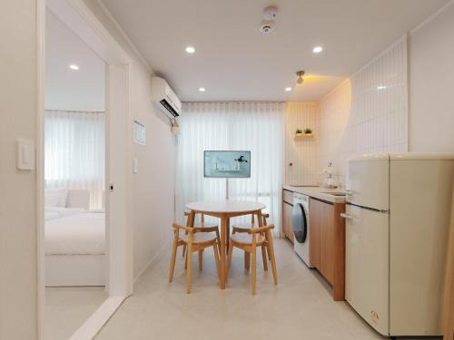 Seogyo-dong Appartement | 5-Minute Walk from Hongdae Station, Hotel-Style Bedding, 2 Rooms, Washer Dryer