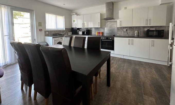 Newbury Park Maison | 5 Minute Walk to Central London Tube Modern 3 bed House