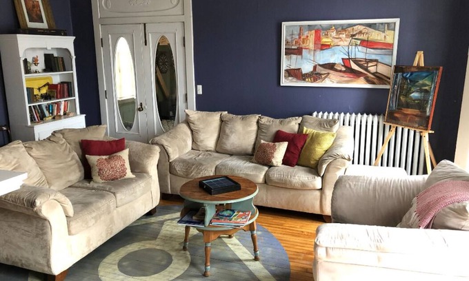 Frostburg Appartement | 5 minute walk to downtown. Cozy family sized home with everything you need.