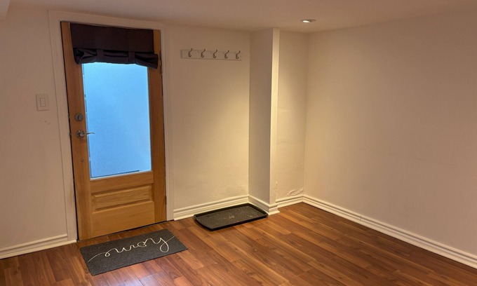 Riverdale Appartement | 5 minutes away from a nearest subway station (Pape) in Toronto