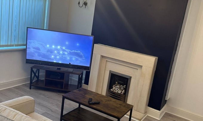 Bolton Maison | 5 minutes drive to bolton stadium!! Family sized house with slit of space