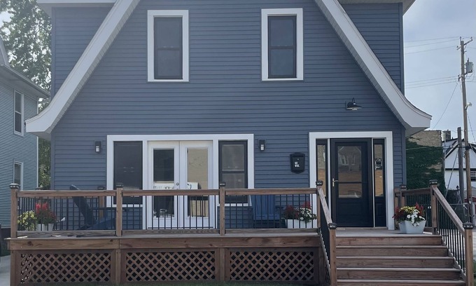 Historic Downtown Racine Appartement | 5 Minutes from Downtown Racine. Private deck, entrance, and driveway.