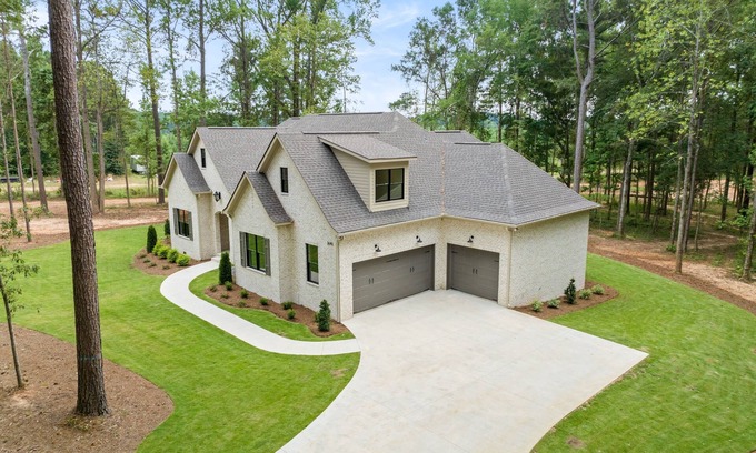 Opelika Maison | 5 minutes from Robert Trent Jones Grand National. 5 bedrooms and 3.5 baths.