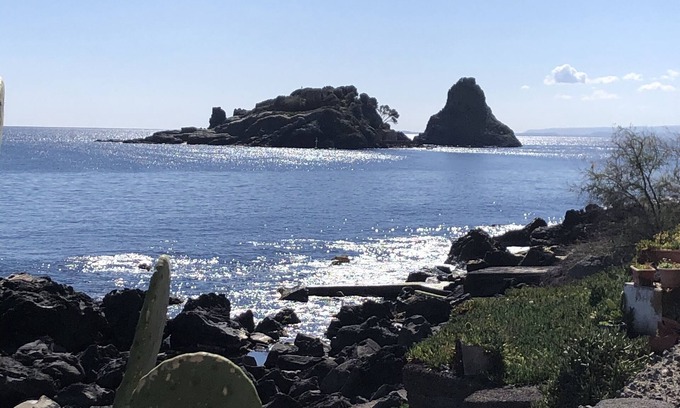 Aci Trezza Appartement | 5 minutes from the Faraglioni studio apartment On the cliff