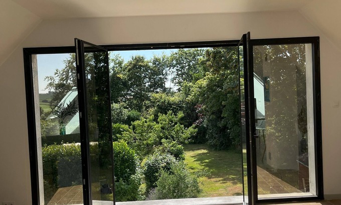 Breles Appartement | 5 minutes from the sea, apartment in the heart of a large garden. Pets allowed