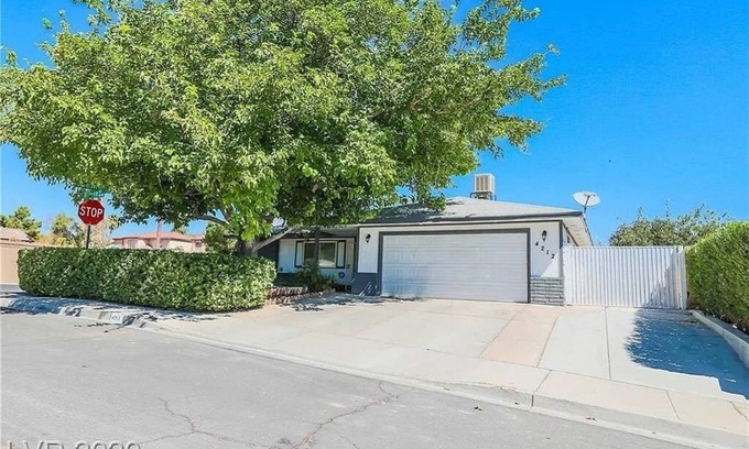Paradise Maison | 5 minutes to Airport and the Strip- 3Bedroom, 2Bath, Great Pool
