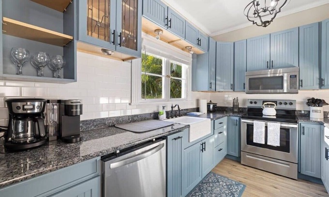 Palm Harbor Maison | 5 Minutes to Beach ~ Putting Green ~ Pool ~Hot Tub