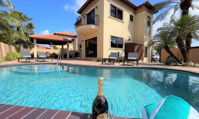 Esmeralda Villa | 5 Minutes to Beaches, 3 BDR Private Villa, Sleeps 8 with Private Pool