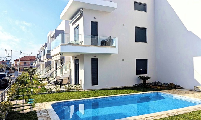 Paralia Ofryniou Appartement | 5 minutes to the beach! Cozy vacation retreat with a pool! Fully equipped flat