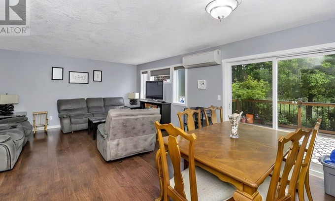 Lake Cowichan Maison | 5 minutes to Lake Cowichan! Family-sized guestsuite with AC & deck