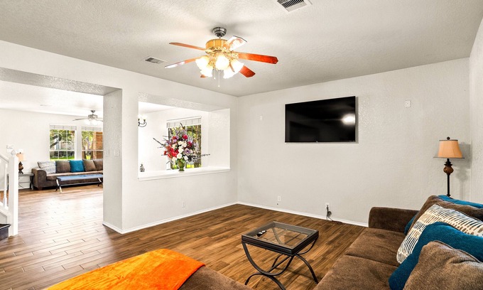 Far North Central Maison | 5 minutes to SixFlags and UTSA! 3BR