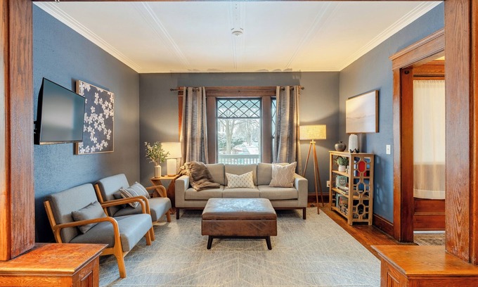 Eastside Maison | 5 Minutes to SU, Renovated, Sleeps 6, in popular Westcott, steps to restaurants