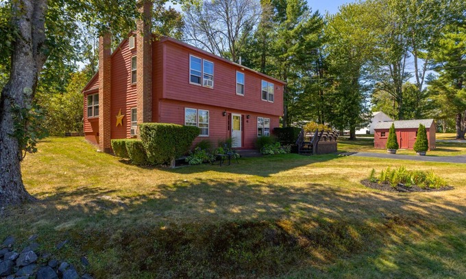 Old Orchard Beach Maison | 5 Minutes to OOB! Fire Pit & Deck, Dogs Welcome, Family Friendly, Sleeps 10