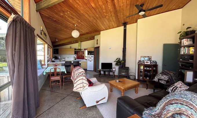 Whitianga Maison | 5 minutes walk to the beach and Lost Spring. Nicely located to all amenities.