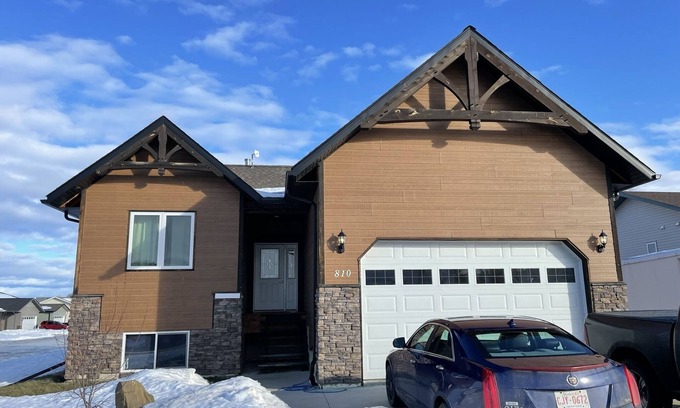 Fox Creek Maison | 5 rooms for rent in a high end home with shared 5 piece bathroom, huge kitchen