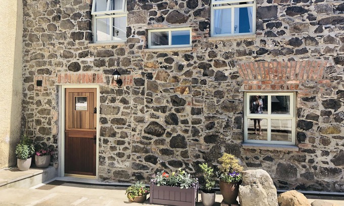Ballymoney Cottage | Chalet 5 étoiles Coachmans. Construit au milieu du 18ème siècle.