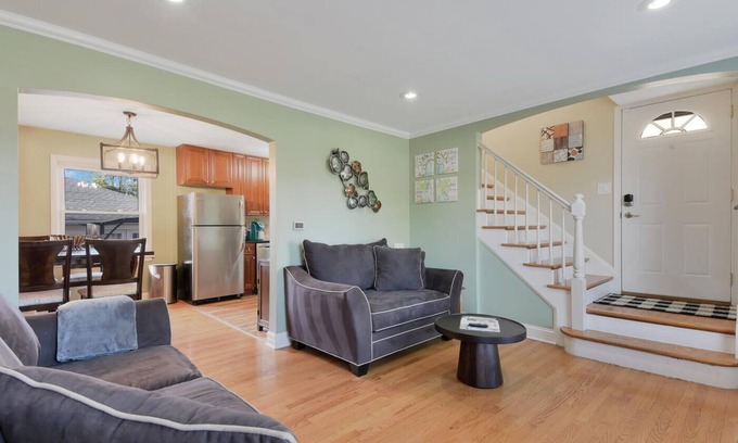 Melrose Park Maison | 5 Star Cozy Entire Furnished Monthly Home with 2 car garage
