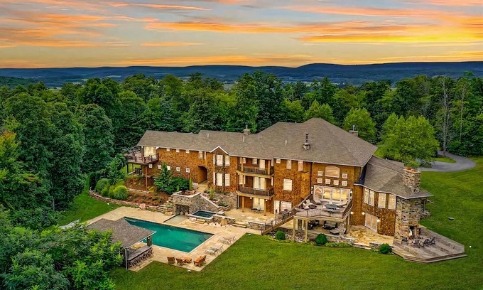 Brockton Maison | *5 Star LUX Retreat Sleeps 25+ Pool Theater Arcade