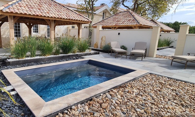 Villegouge Cottage | Gîte de luxe cinq étoiles Dom Peyreton 5* avec piscine chauffée et privée.