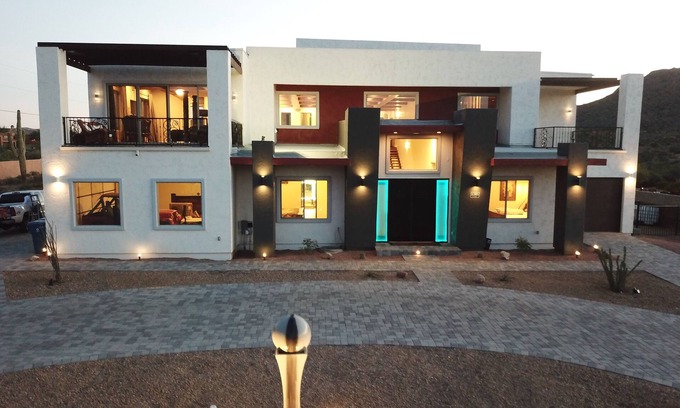 Apache Junction Maison | 5 étoiles ***** Couchages 26 6 Chambres 6 Salles de bain 6,000 SQ Ft Modern Superstition Mnt Estate