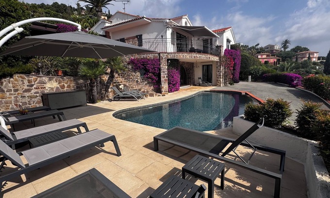 Espero-Pax Villa | Villa classée 5 étoiles. Climatisée. Sécurisée. Vue mer exceptionnelle, Piscine