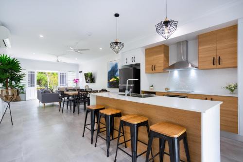 Edge Hill Maison | 5 Star Villa in Tropical location with Patio and Hot Tub 3 bedroom 2 Bath