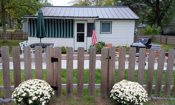 Markesan Cottage | 5 Stars! Spring rates for summer travel!