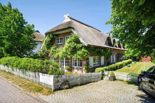 Pantow Maison | 5 Sterne Reetdachhaus Wildröschen