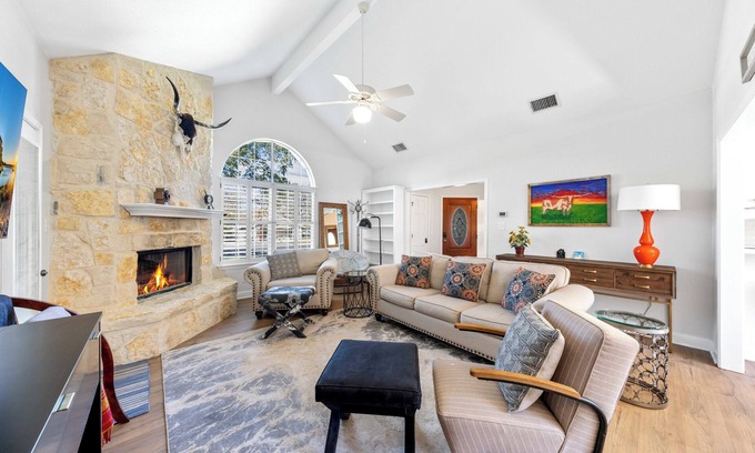 Boerne Maison | Texas Hill Country Home, walk to restaurants- close to Fredricksburg wineries