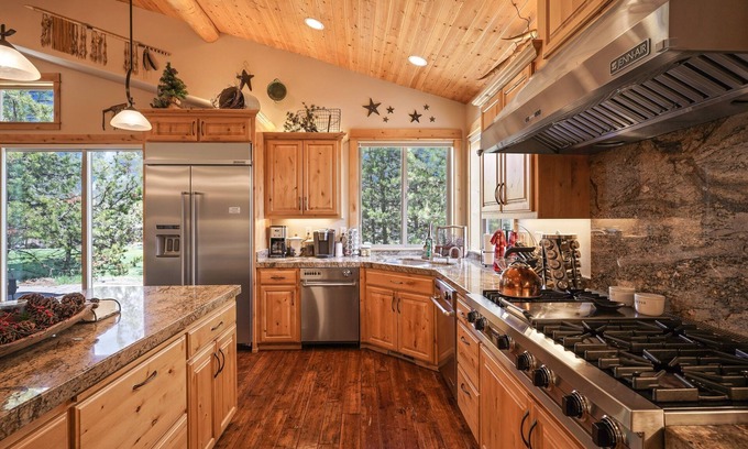 Sunriver Maison | 5 Vine Maple 6 Bedroom Home by Redawning