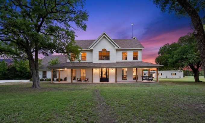 Glen Rose Maison | 50 Acre Countryside Haven With Hiking Trails, Fossils, Pickleball Court, Basketball, Arcade, and Pool by RedAwning
