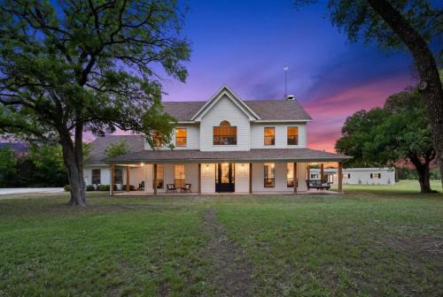 Glen Rose Maison | 50 Acre Countryside Haven With Hiking Trails, Fossils, Pickleball Court, Basketball, Arcade, In-Ground Trampoline, Pool and Jacuzzi residence