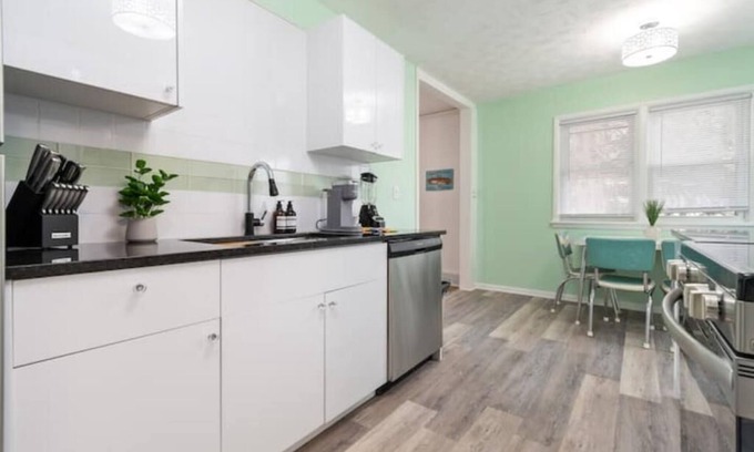 Omaha Appartement | 50's Unit-Colorful & Comfy Stay
