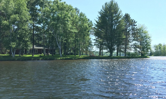 Chief Lake Maison | 500 'Lakeshore, 2 Docks Great Lake Views, Sand Beach, pour 10 personnes, A / C