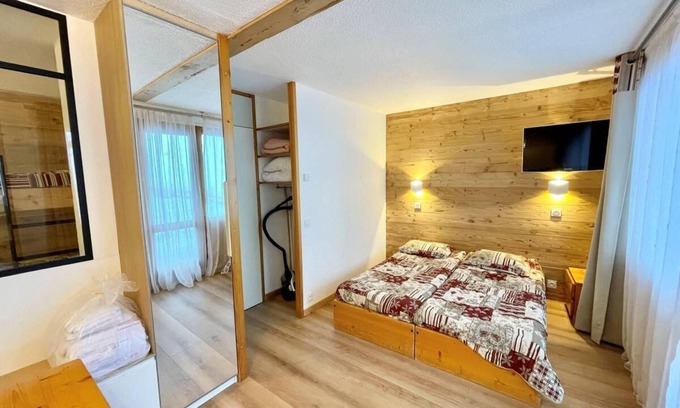 Macot-la-Plagne Appartement | À 50m des pistes de ski, 3ème étage, balcon, parking, télévision, 28m², La Plagne