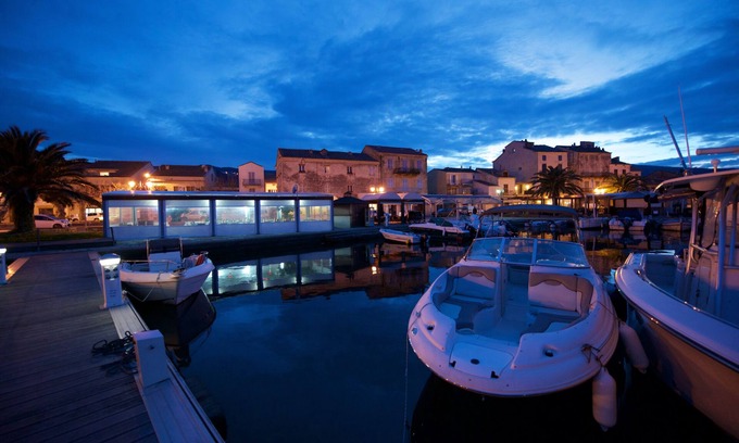 Tomino Maison | 50m de la mer, Maison au cœur du village, des commerces, des plages et du port